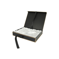 Boîte cadeau rigide à rabat avec bordure dorée noire, étui en papier rigide avec logo personnalisé en feuille d'or et ruban de satin noir