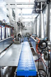 Instalación gratuita, aplicador de inserción de mango de anillo de cuello de botella PET grande, máquina de llenado de embotellado de agua para línea de llenado de agua - Product Image 4