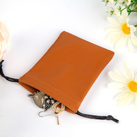 Pochette à cordon en cuir PU de luxe avec logo personnalisé, doublure en faux daim doux, sac d'emballage cadeau pour bijoux, anneaux, cosmétiques