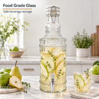 Distributeur de boissons en verre 2L avec robinet, bouteille vintage gaufrée et couvercle à bascule pour un service de boissons haut de gamme (vente en gros)