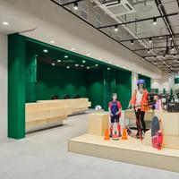 Étagère de présentation pour magasin de sport personnalisée, vitrine en bois avec éclairage LED pour vêtements de sport, directement de l'usine