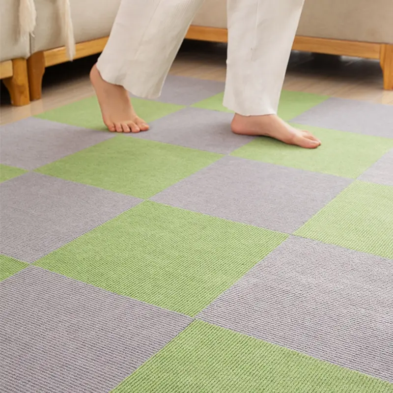 자기 접착 카펫 타일 100% 폴리 에스터 애완 동물 매트 안티 슬립 타일 카펫 쉬운 설치 바닥 깔개