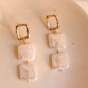 复古几何不规则方形白色塑料珍珠合金金色垂坠耳环为妇女