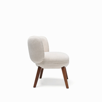 Les nouvelles chaises en tissu de style nordique pour restaurant présentent des fauteuils de style lounge conçus pour les villas.