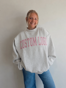 Sudadera de Moda para Mujer con Cuello Medio Alto, Diseño Gráfico de Letras Rosas Personalizado, Ajuste Holgado, Manga Larga, Suave y Casual, Ideal para Otoño - Product Image 1