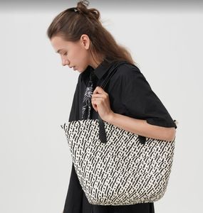 กระเป๋าชายหาดสไตล์ญี่ปุ่นสุดหรู พร้อมปุ่มปักลาย สายสะพายโซ่ ความจุขนาดใหญ่ สำหรับผู้หญิง - Product Image 3