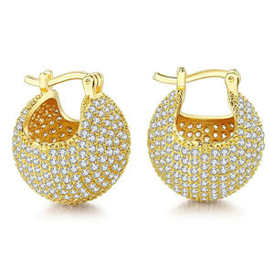 Boucles d'oreilles Huggie en or blanc E4228, forme de boule, cristaux de strass micro-incrustés, bijoux de luxe pour femmes, à porter au quotidien - Product Image 4