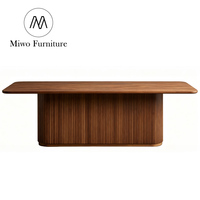 Table à manger rectangulaire moderne en chêne massif 2025 avec 8 places, style français, finition miel pour salle à manger