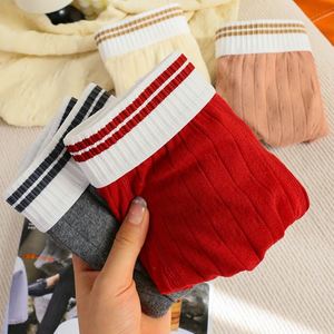 กางเกงบ็อกเซอร์ชาย YUSEN ผ้าฝ้ายถัก 95% สีพื้น สไตล์อะคาเดมี่ เอวกลาง แต่งโลโก้ สีแดง ใส่สบาย ระบายอากาศดี ซักมือ - Product Image 3