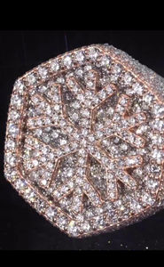 Bague en diamant moissanite classique à forte vente pour hommes Style de bande audacieuse Offrant une touche masculine moderne et élégante - Product Image 2