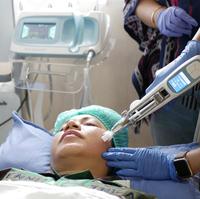 Injecteur Vital 2 de bureau pour le rajeunissement de la peau, traitement anti-âge du visage, du cou et du cuir chevelu avec technologie d'injection de précision