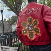 Blouson d'aviateur de baseball personnalisé avec broderie vintage et appliques de logo serti de diamants rouge cerise Redstone Vestes en cuir PU