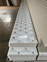 Plaques de plafond en PVC recyclables de 9 mm d'épaisseur, résistantes à la compression, imperméables, impression personnalisée, découpe sur mesure pour hôtel, bureau, hôpital, intérieur