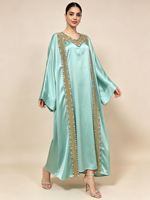 Abaya deux pièces élégante en satin avec ruban tissé coloré, col en V, longue et ouverte pour femmes musulmanes, idéale pour les occasions de fête en hiver
