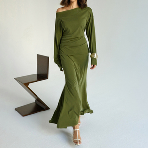 Ensemble décontracté européen style décontracté, composé d'un haut à manches longues, coupe ajustée et flatteuse, épaules dénudées, et d'une longue jupe sirène à taille basse et tombé fluide. - Product Image 3