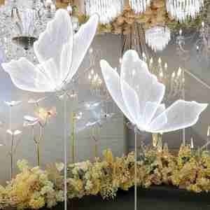 Lámpara de Pie Romántica de Mariposas Blancas para Boda, Colgante Creativo de Mariposa con Luz LED Alimentada por CA para Bodas, Fiestas y Eventos - Product Image 3