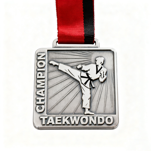 Medallas deportivas de Taekwondo galvanizadas con forma cuadrada de Honor personalizadas Victoria a granel hecha en China Kicking Pose Kickboxing Medalla - Product Image 3