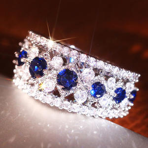 Anillo de Cóctel T0840 con Corona, Anillo de Moda para Mujer con Zafiro Sintético Redondo y Engaste Pavé, Anillos de Boda - Product Image 3