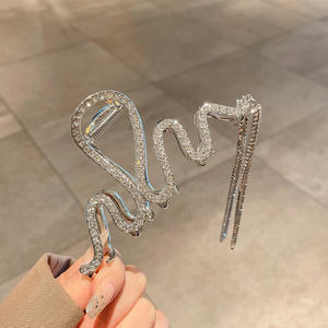 Holesale-diamantes de imitación coreanos, garra de pelo dorado de cristal con cadena de borla, clip de garra de cristal de metal - Product Image 2