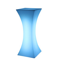 Superbe table de bar transparente en plastique à pieds hauts pour événements musicaux et cocktails en extérieur
