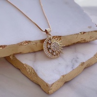Dainty Hollow Out Sun Moon Collier en acier inoxydable plaqué or 18 carats Pave Zircon Olar Eclipse Collier Collier du système solaire