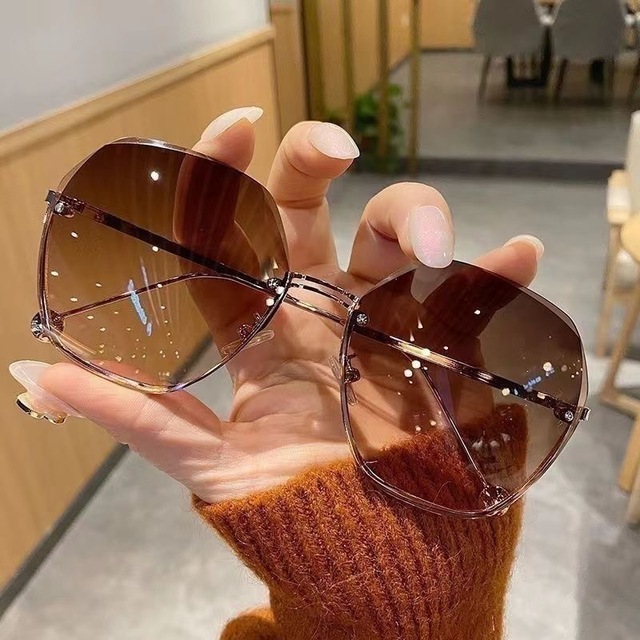 Hot Selling Luxury Fashion Designer Diamond Women's Sunglasses Custom Gradient Lens Sunglasses Classic Oversized Sunglasses