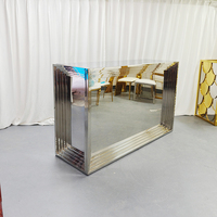 Comptoir de bar de luxe en acier inoxydable avec miroir frontal, finition or et argent, table de réception à plusieurs niveaux pour événements de mariage