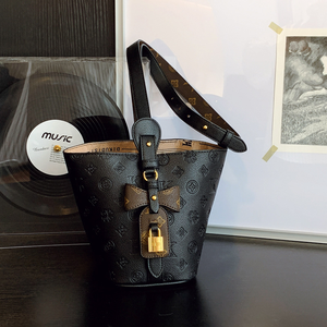 Sac seau messager portable haut de gamme en PU pour femme, doublure polyester, fermeture magnétique, souple, toutes saisons, style décontracté et polyvalent - Product Image 1