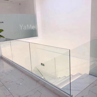 Rampe en verre sur piédestal en acier inoxydable moderne pour balcon, escalier et terrasse