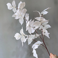 Feuilles artificielles en soie en gros, feuilles décoratives suspendues pour la décoration murale et de plafond pour mariages et événements