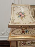 Ensemble de coiffeuses en bois massif avec plusieurs tiroirs, design floral et d'oiseaux peint à la feuille d'or et d'argent, comprend une table, un bureau et une chaise