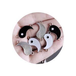 100 Breloques Connecteurs TaiChi Rondes en Émail Plaqué Argent pour Colliers, Fabrication DIY, Breloques Yin Yang, Pendentifs Bijoux Faits Main - Product Image 1
