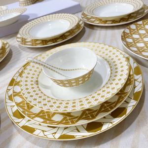 Vente en gros de 41 pièces de vaisselle en porcelaine fine de style européen, assiettes à dessert et services de table de luxe à carreaux dorés avec logo personnalisé - Product Image 3