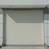 Porte à enroulement coupe-vent renforcée en aluminium et portail en acier au design minimaliste pour parcs logistiques industriels extérieurs