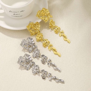 Boucles d'oreilles pendantes tendance style rétro européen-américain, motif floral stéréo avec pompon, haut de gamme, feuille exagérée, en alliage de zinc plaqué or - Product Image 5
