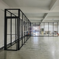 Stand d'exposition modulaire SEG en tissu 8x7m, imprimé sur mesure, en forme de L, avec espace de rangement privé