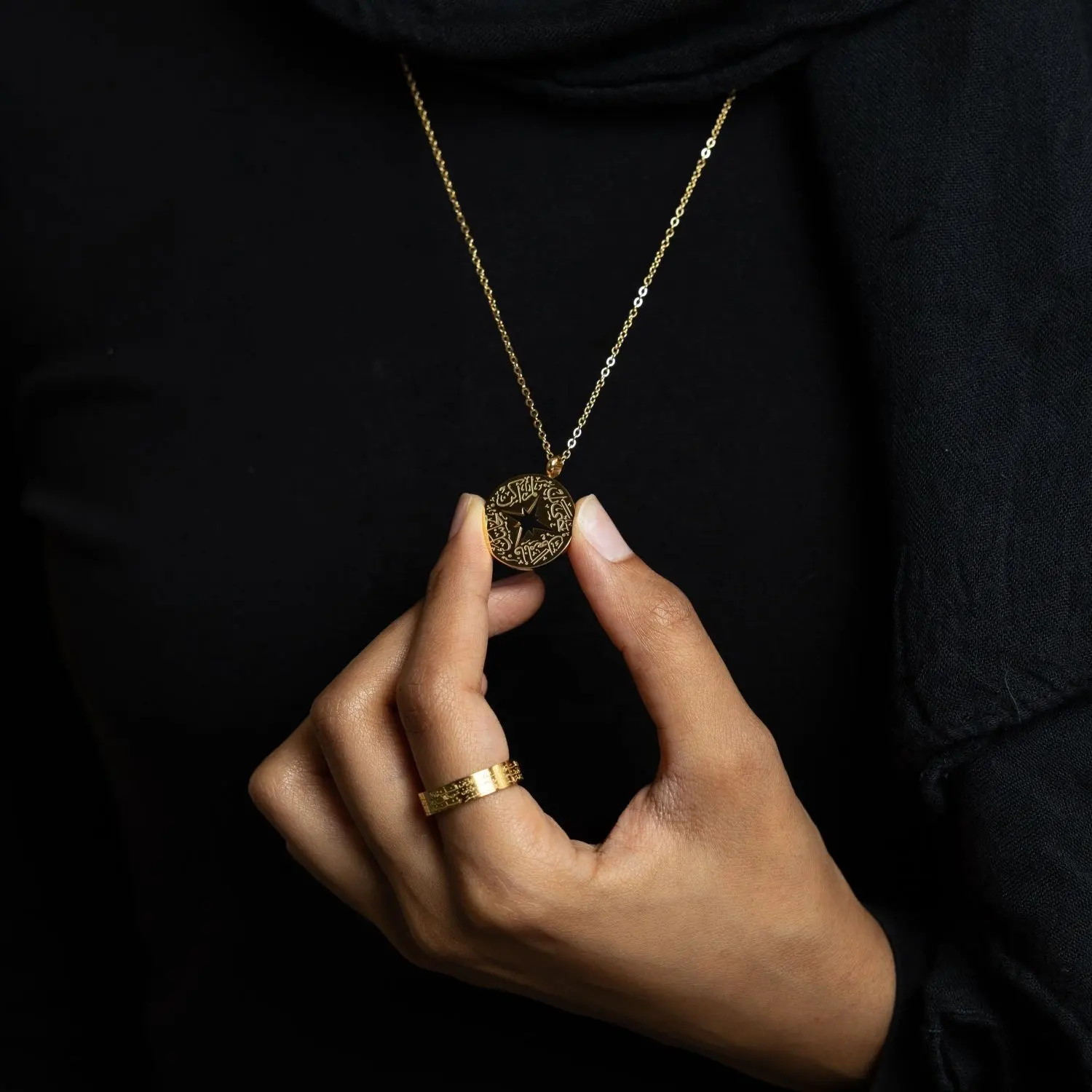 Collar de caligrafía árabe de estrella de cuatro puntas hueca, colgante redondo del Corán de acero inoxidable, regalo musulmán chapado en oro de 18 quilates para mujer