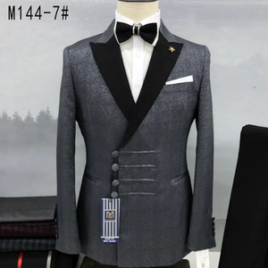 Giacca da <span class=keywords><strong>smoking</strong></span> da uomo blu navy lucida di lusso, con revers a punta neri, spilla a stella e dettaglio a pieghe in vita, ideale per matrimoni e spettacoli - Product Image 3