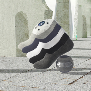 جوارب قطنية مضادة للانزلاق بلون موحد للرياضة اليومية، قابلة للتنفس وماصة للعرق، متوفرة للصيف، باللونين الأسود والرمادي مع نمط شعار - Product Image 3