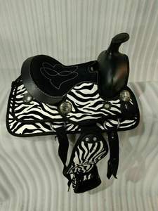 Selle Western Trail en cuir synthétique de qualité supérieure avec imprimé zèbre et conchos argentés, durable, élégante et d'un excellent rapport qualité-prix pour les chevaux - Product Image 2