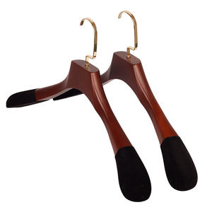 Cintres en <span class=keywords><strong>bois</strong></span> vintage de qualité supérieure pour vêtements de cérémonie |   Cintres haut de gamme sur mesure - Product Image 3