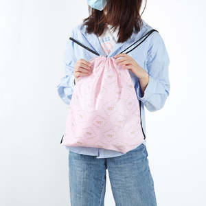 กระเป๋าหูรูดผ้าโพลีเอสเตอร์รีไซเคิลเป็นมิตรกับสิ่งแวดล้อมลายการ์ตูนสีชมพูทันสมัยและยั่งยืน - Product Image 1