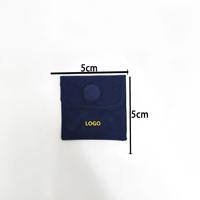 Pochette à bouton-pression en velours bleu marine avec logo personnalisé recouvert de PVC pour l'emballage de bijoux et le rangement de montres