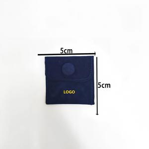 Pochette à bouton-pression en velours bleu marine avec logo personnalisé recouvert de PVC pour l'emballage de bijoux et le rangement de montres - Product Image 2