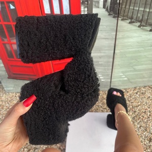 Sandalias de tacón grueso con plataforma alta para mujer, personalizables en varios colores, con tiras cruzadas de piel sintética, estilo mule, con punta cuadrada abierta y peludas - Product Image 6