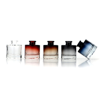 Bouteilles vides de diffuseur de parfum de 50ml 100ml 150ml 200ml avec des bâtons de roseaux bouchons d'or pour le cadeau de décoration de parfum d'huile à la maison