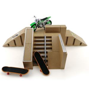 Doigt <span class=keywords><strong>Skate</strong></span> <span class=keywords><strong>Rampe</strong></span> Kit <span class=keywords><strong>Skate</strong></span> Park Kit Lieu Props Alliage Doigt Vélo Scooter Pantalon/touche skatepark - Product Image 1