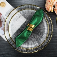 Assiettes de présentation en verre transparent au design de feu d'artifice sous une assiette nordique élégante avec bordure dorée Ensemble d'assiettes à dîner pour décor de fête de mariage