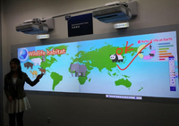 Solution tactile haute précision pour les applications murales interactives sur grands écrans de projection