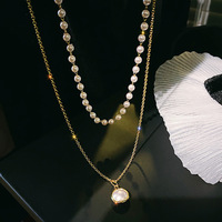 Collier ras du cou tendance de luxe léger pour femme, avec chaîne plaquée or, perles d'imitation et pendentifs breloques en métal style baroque
